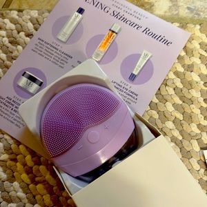 Meaningful beauty facial device, Cindy Crawford brand new in box,